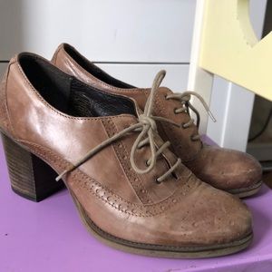 Leather lace up heeled oxfords